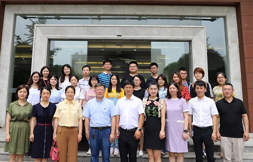 中南湘雅公卫学院获“AG8旗舰厅奖学金”学生参观AG8旗舰厅生物